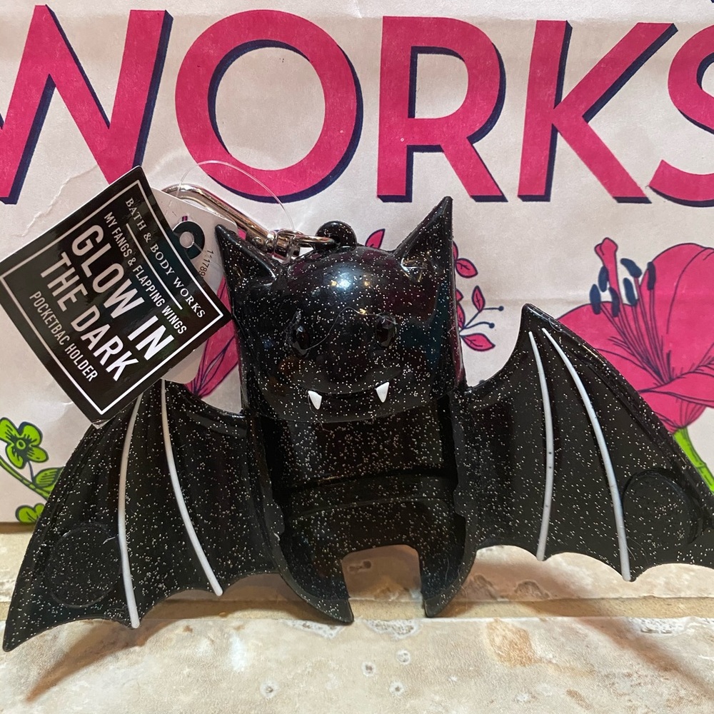 SOLD!! 🎉🦇 VERY RARE!!! Glow In The Dark Halloween Bat 🦇 Pocketb… - Picture 1 of 8